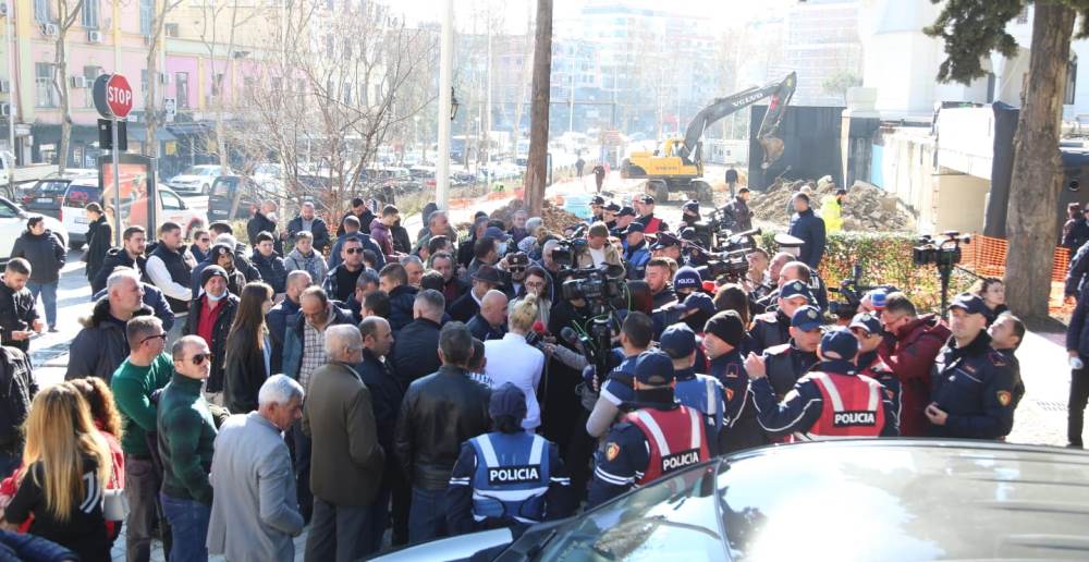Banoret e 5 Majit, Laprakes e Kodres se Priftit proteste para Kuvendit